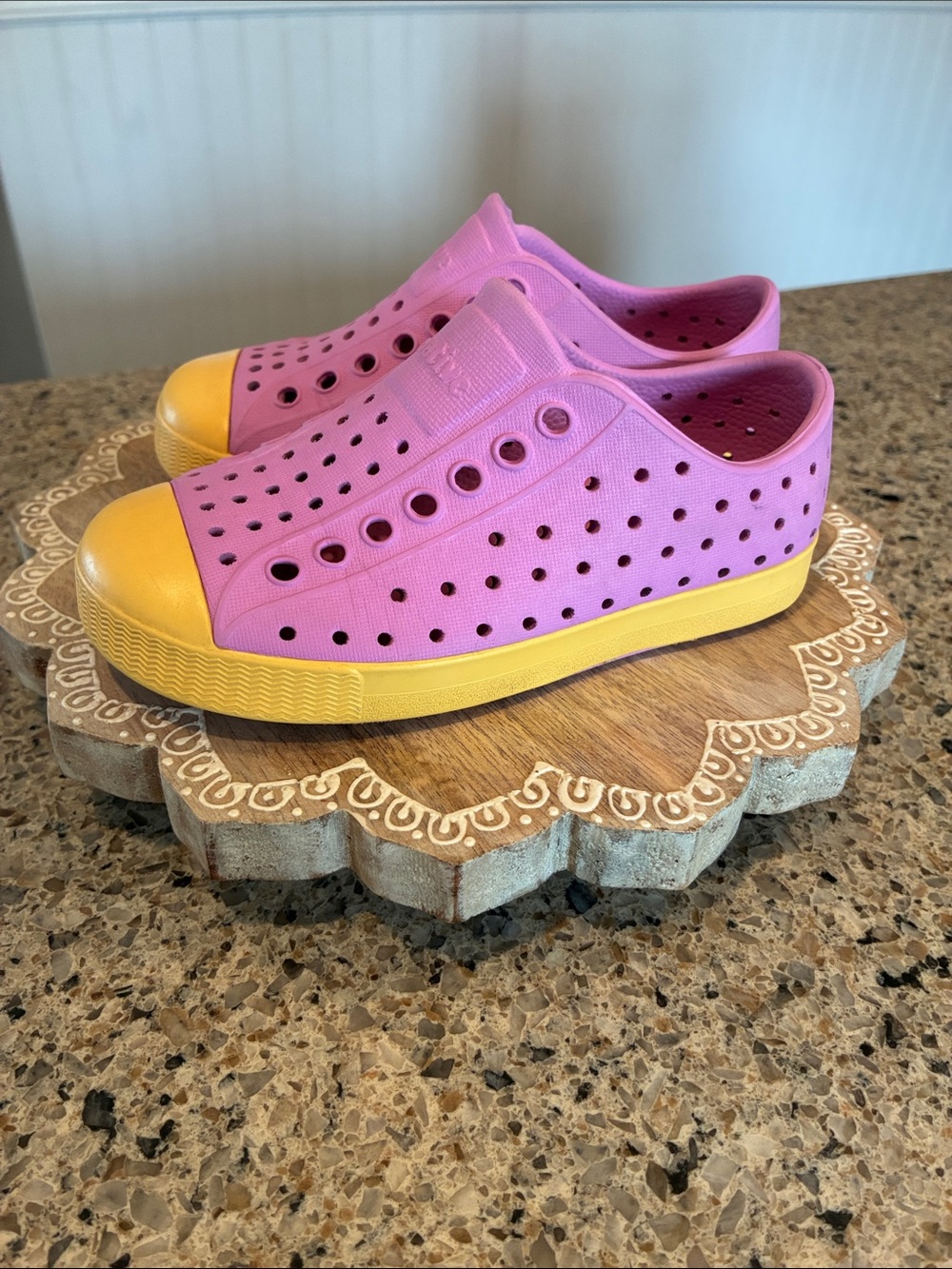 C8 Native Kid’s Jefferson Sugarlite Slip-On Chillberry Pink/Pineapple Yellow - Picture 2 of 8